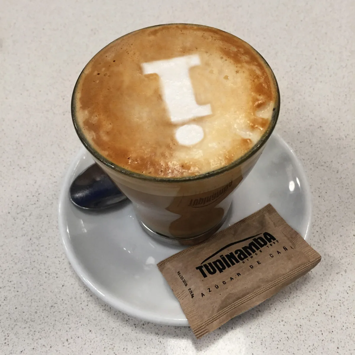 Cafè amb llet amb el símbol del Tiriti dibuixat a l'escuma