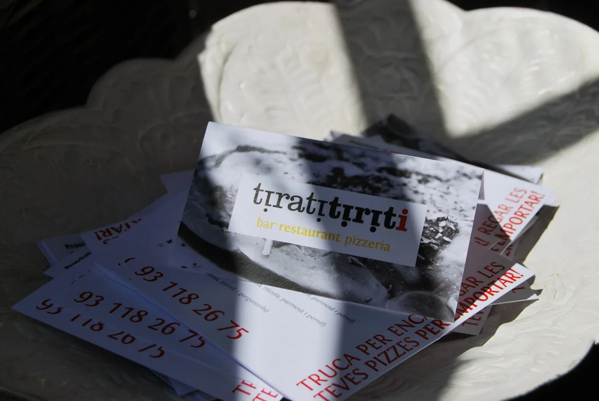 Targetes del Tirati Tiriti amb el telèfon per demanar per emportar